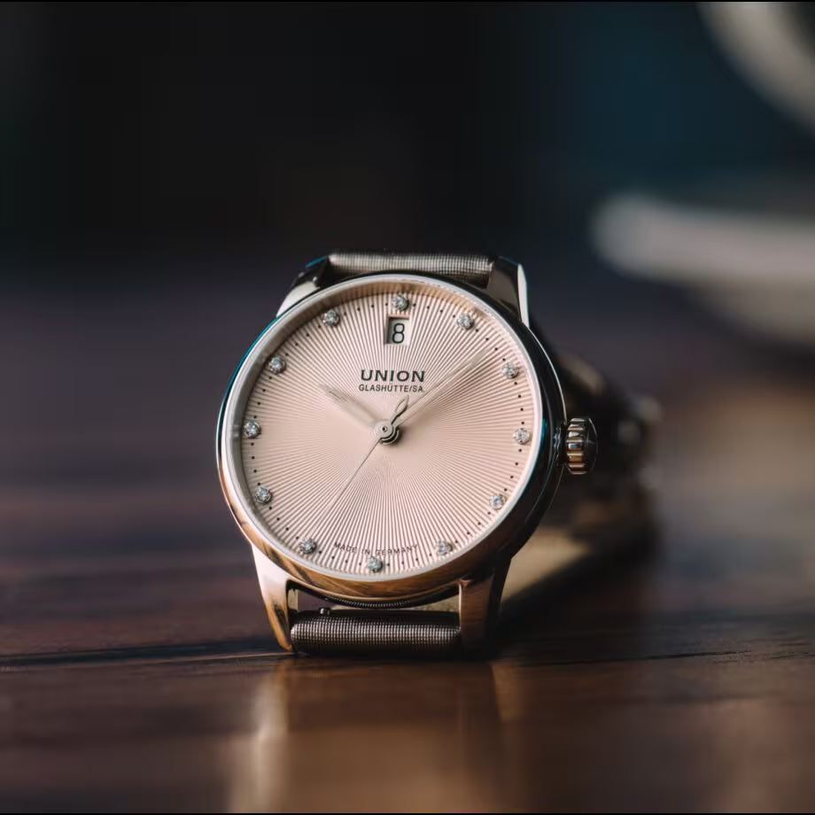 Union Glashütte Damenuhr in Großaufnahme