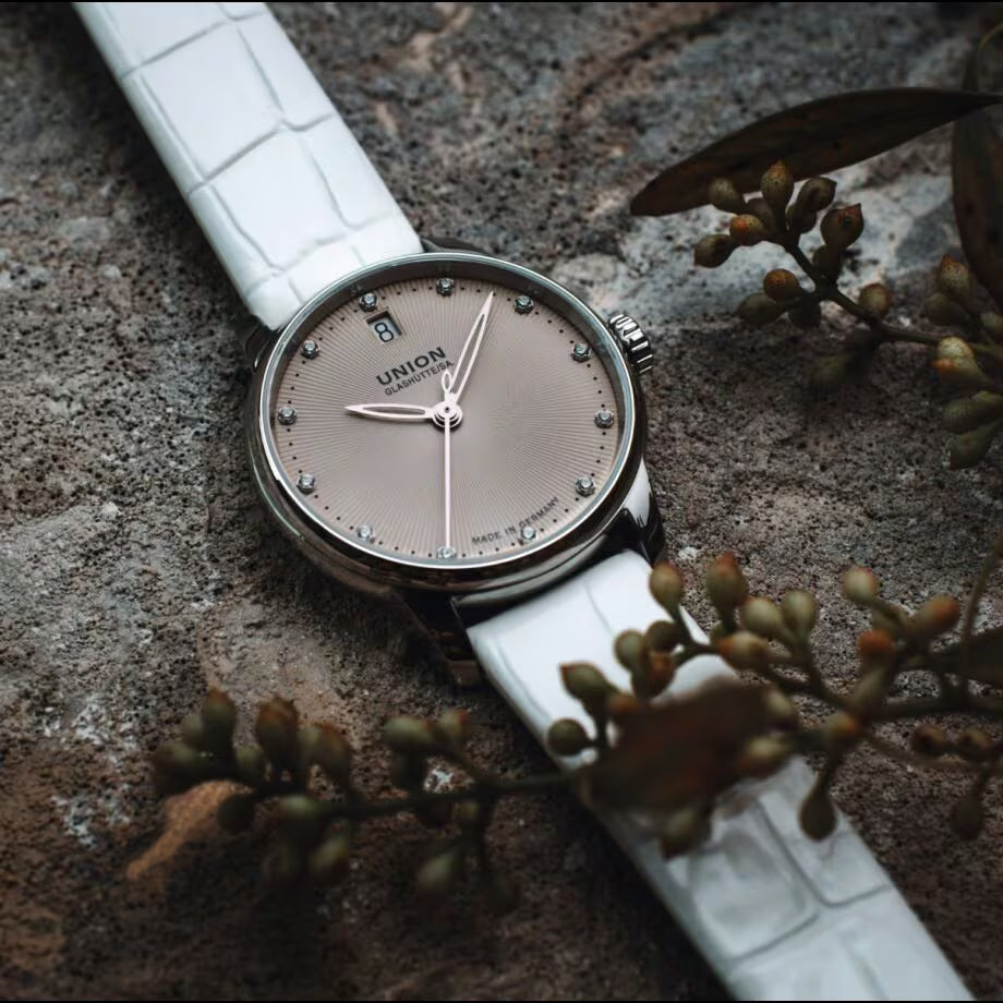 Union Glashütte damenuhr auf Stein dekoriert