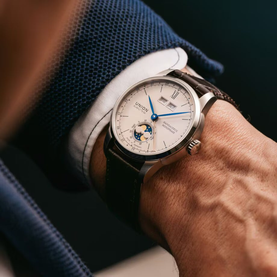 Union Glashütte 1893 Johannes Dürrstein Edition Doppelmondphase getragen am Handgelenk mit Lederband