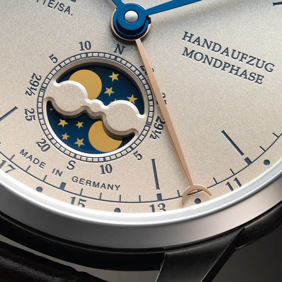 Zifferblatt der Union Glashütte 1893 Johannes Dürrstein Edition mit Doppelmondphase und Datumsanzeige